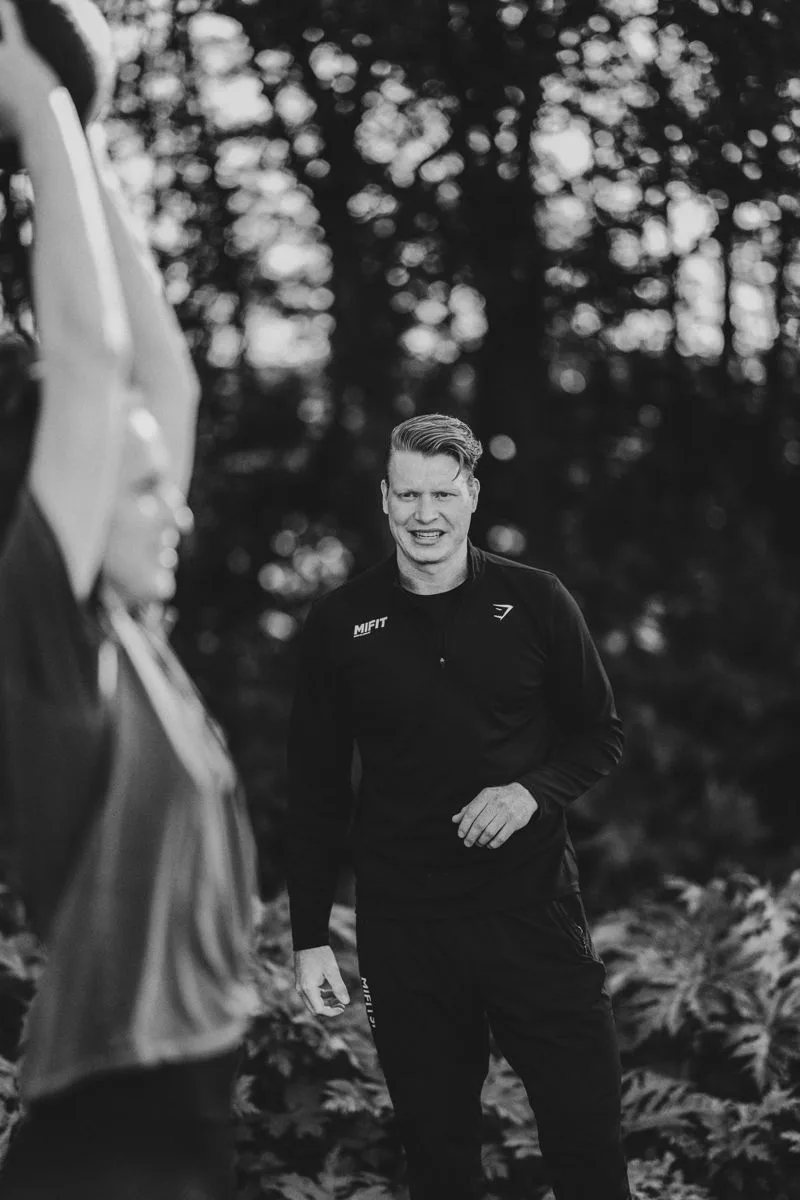 Een personal trainer van Mifit begeleidt een klant tijdens een training buiten